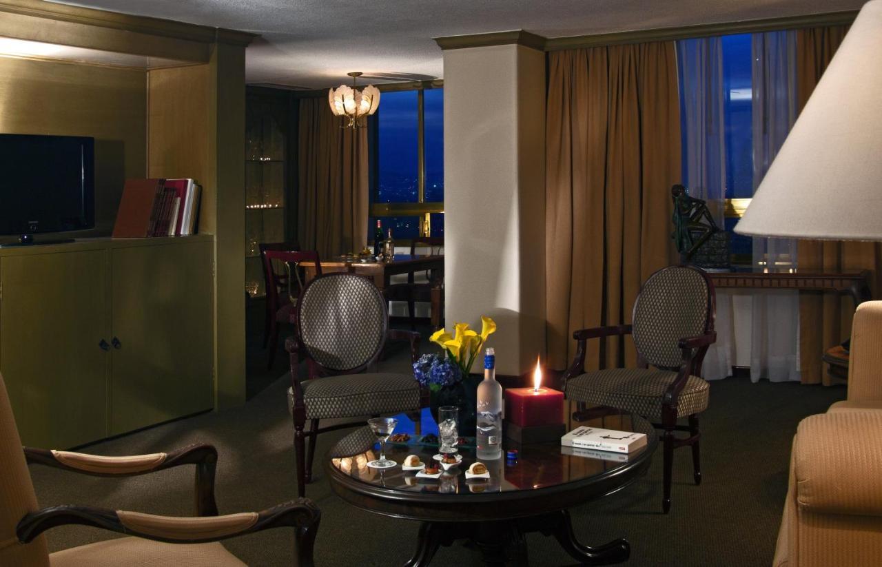 Fiesta Americana Reforma Mexico City Ngoại thất bức ảnh A suite at the Four Seasons Hotel