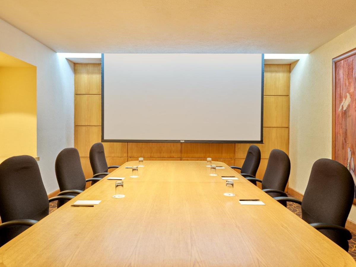 Fiesta Americana Reforma Mexico City Ngoại thất bức ảnh A projection screen in a meeting room